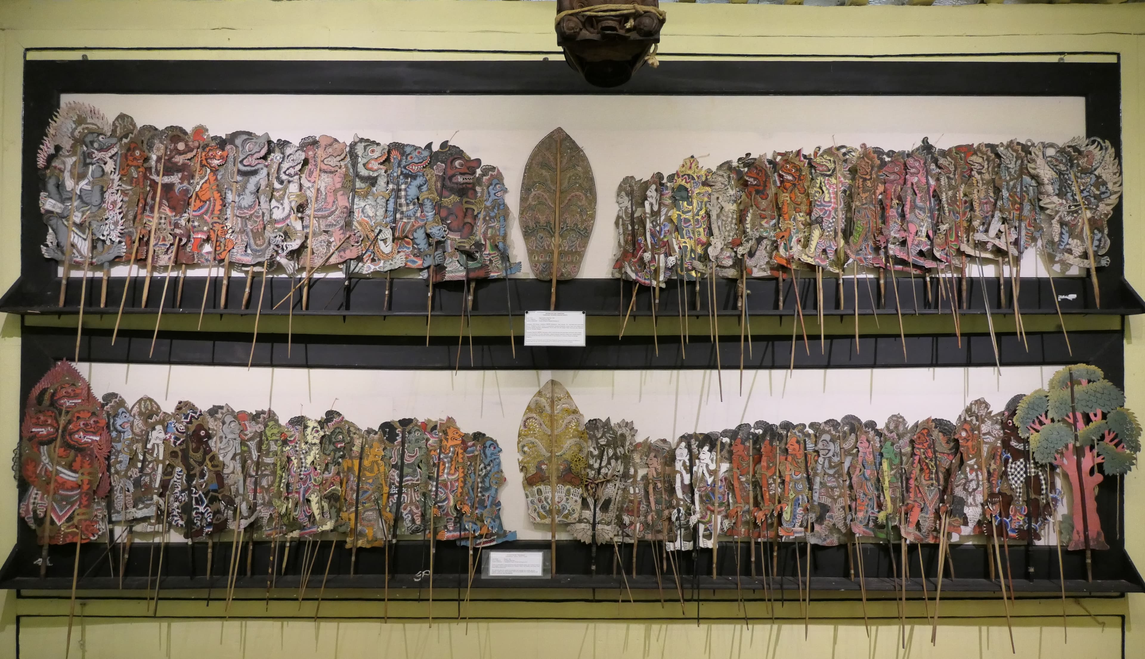 Koleksi wayang kulit bertema Ramayana dan Mahabharata.