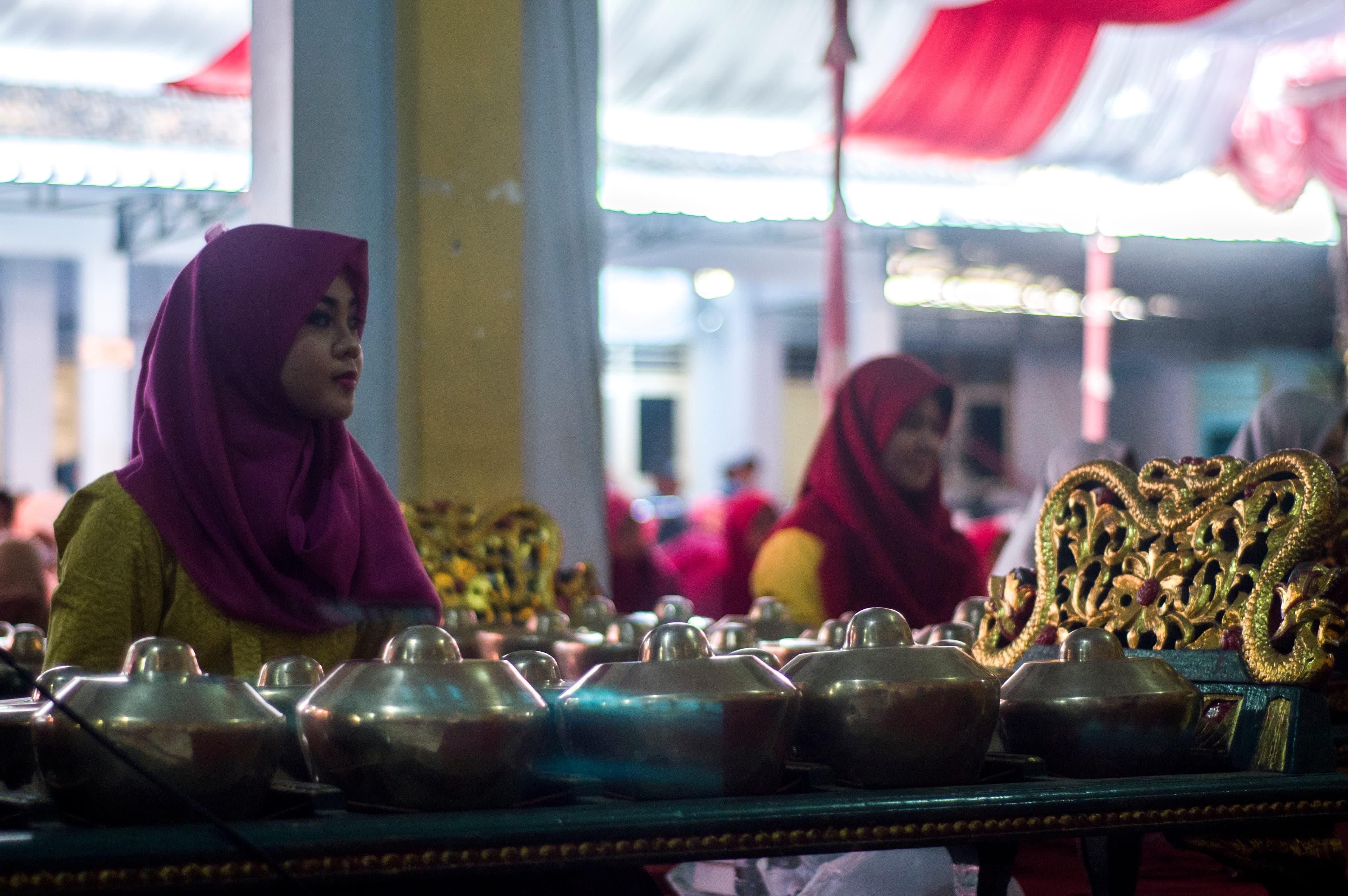 Pemain bonang dalam sesi dokumentasi gamelan.